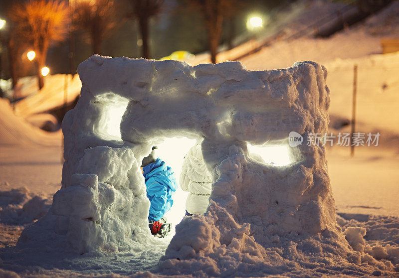 孩子们在雪屋里玩耍