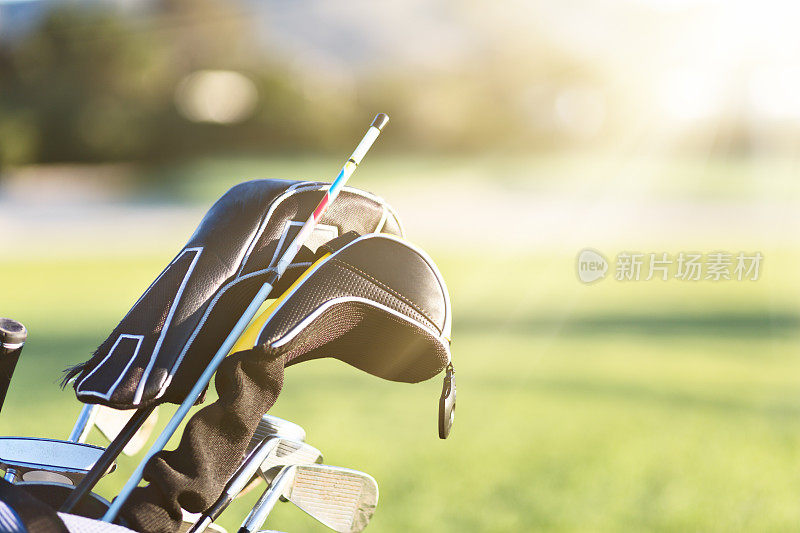 高尔夫球棒的特写镜头在高尔夫球袋上