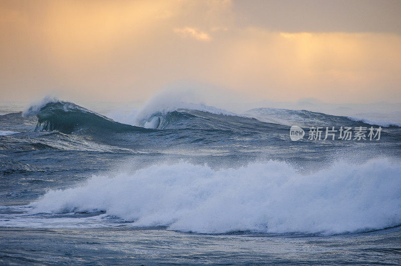 日落时分的北岸海浪