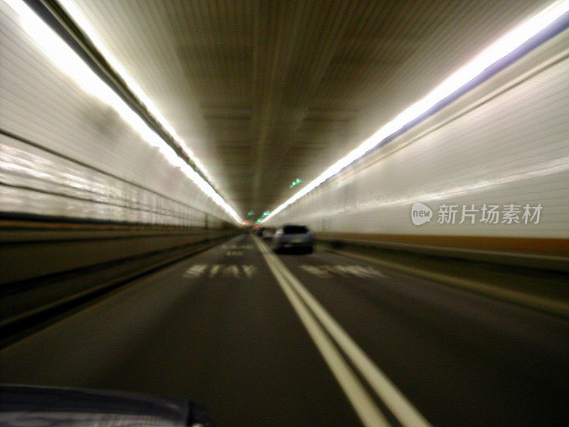 开车穿过荷兰03号隧道