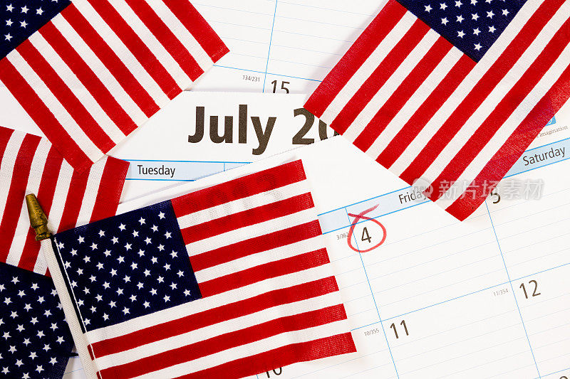 节日:7月4日，美国国旗日历上的独立日。