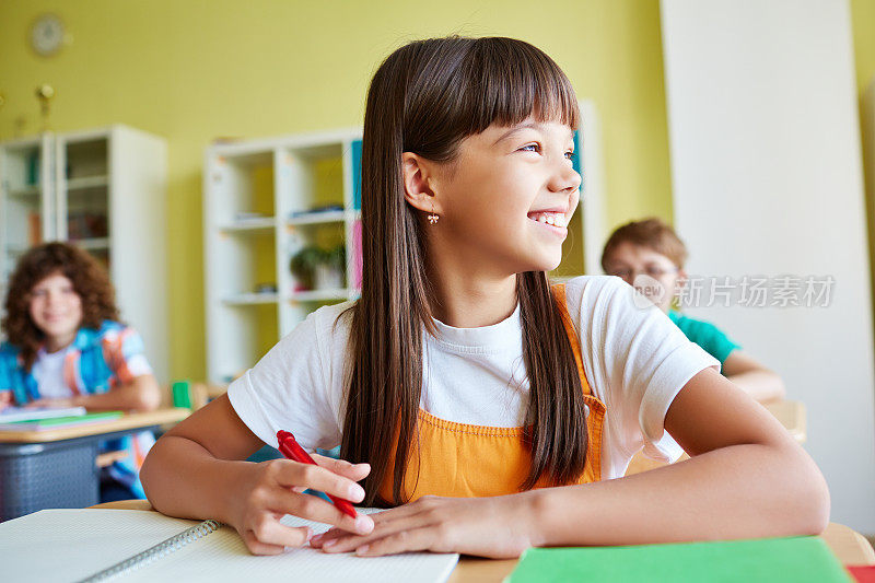 女孩在学校