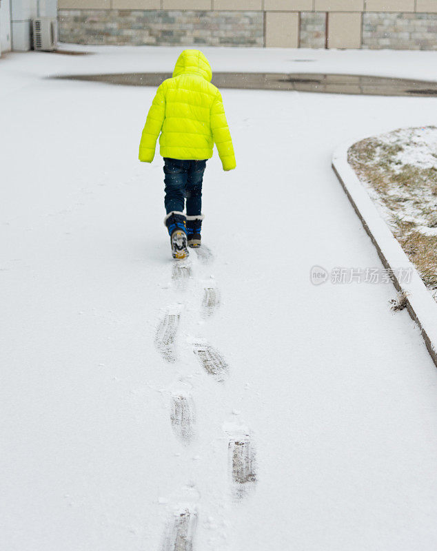 男孩在雪中行走