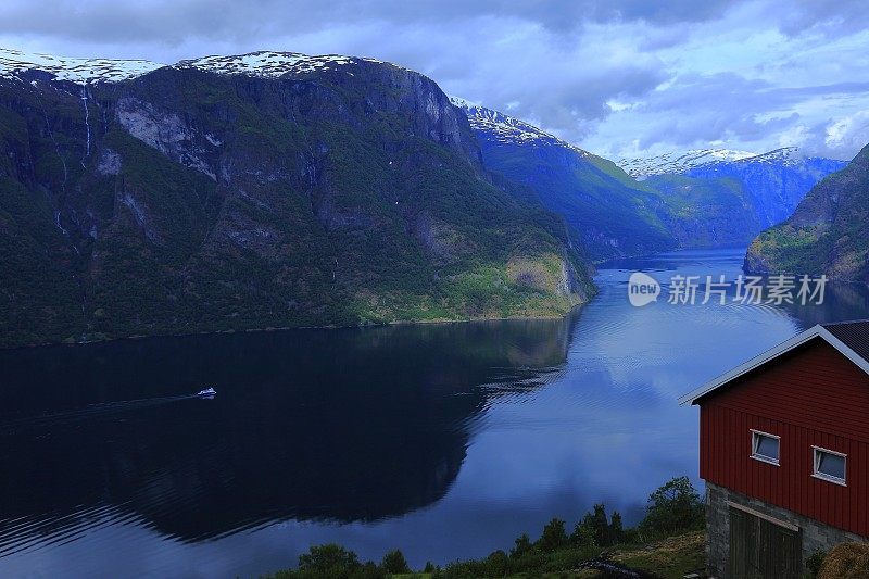 船穿过奥兰德峡湾的日落全景，从上面俯瞰，挪威，斯堪的纳维亚