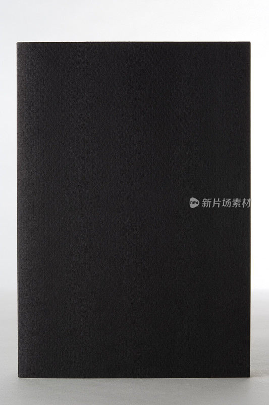 孤立的镜头站立空白黑书在白色的背景