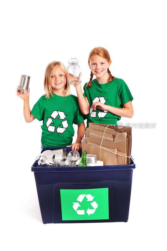 在白色背景下，孩子们学习如何为环境回收资源
