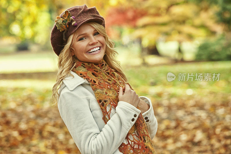 迷人的年轻女子在秋季时装