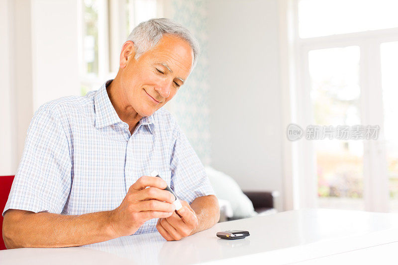 老人用血糖仪检测血糖水平。