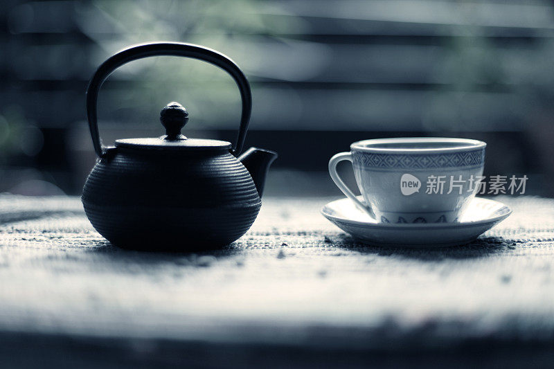 茶壶和一杯茶