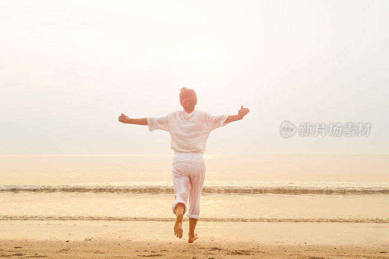 海滩上的快乐女人