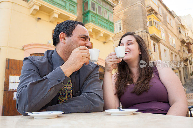 一对夫妇在马耳他瓦莱塔享用浓咖啡
