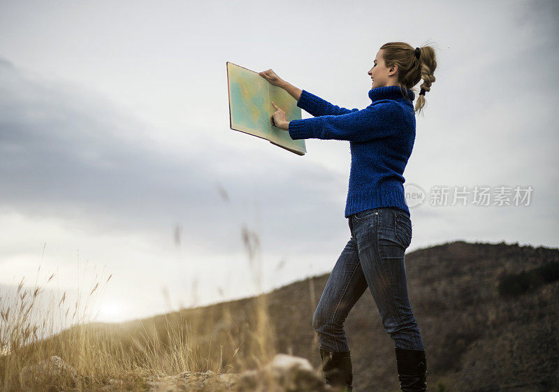 带地图的女旅行者