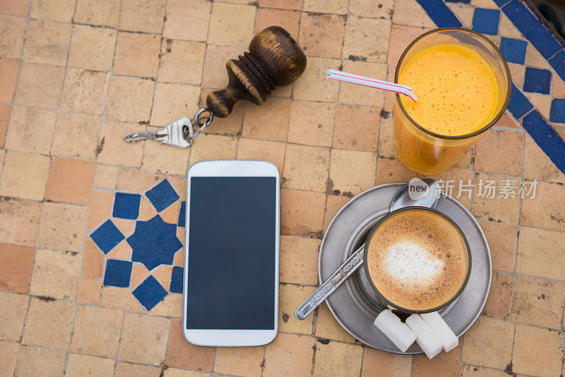 咖啡，橙汁，酒店钥匙和一部智能手机