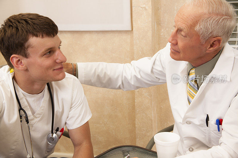 医疗保健:医生在医院指导年轻的实习生。