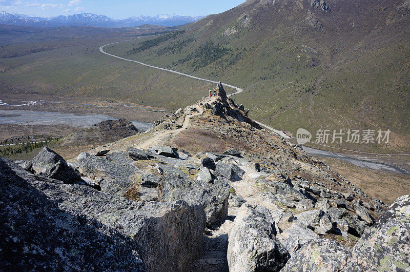 德纳里国家公园里野蛮的高山小径上的徒步旅行者