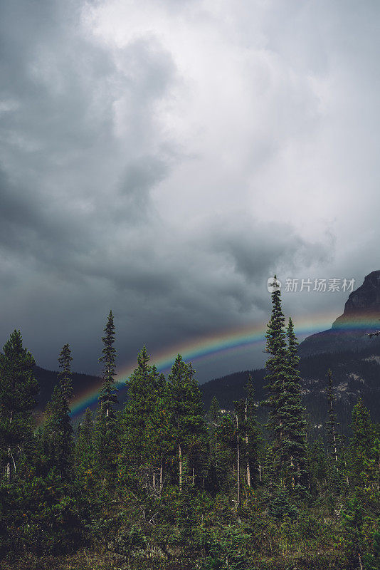 彩虹出现在暴风雨中在山区