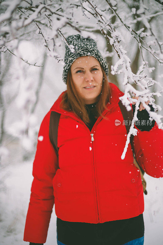 冬季运动活动。女徒步旅行者背包和雪鞋在雪地上的雪鞋