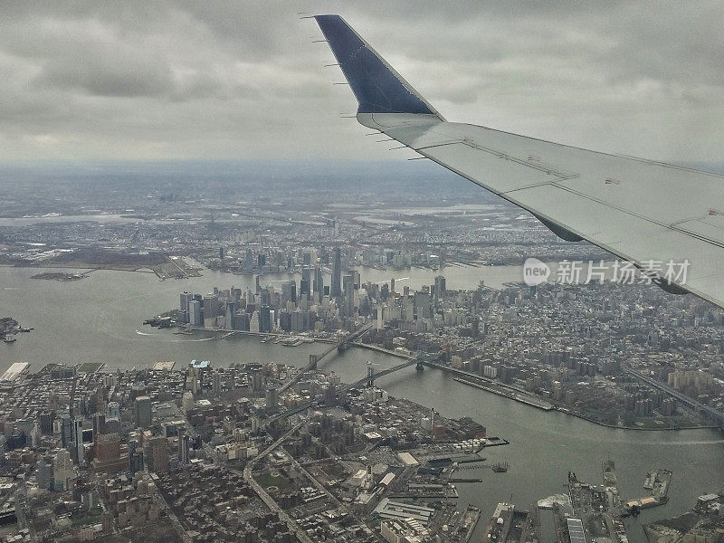 曼哈顿纽约空中天际线城市景观飞机机翼，阴沉沉的灰色天空