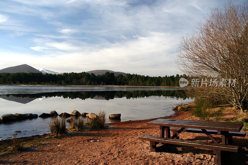 Morlich湖边的野餐长椅