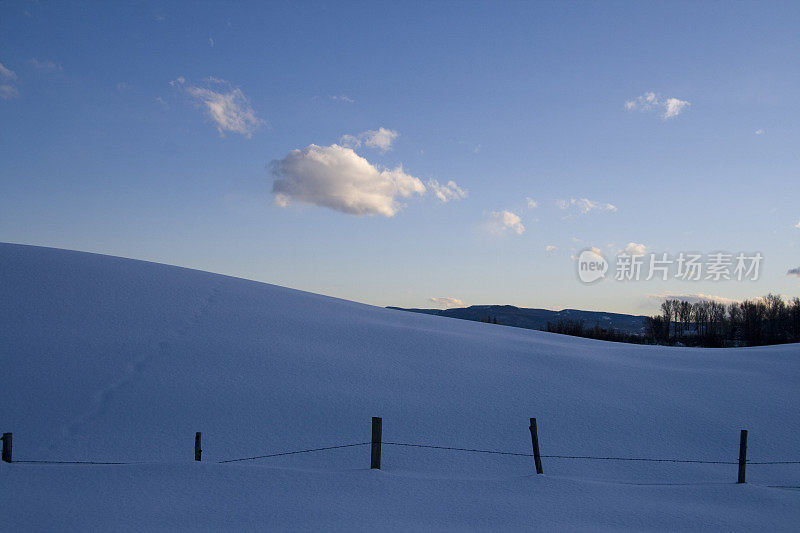 雪景上的白云