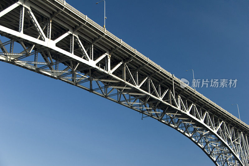西雅图的极光桥，蓝天