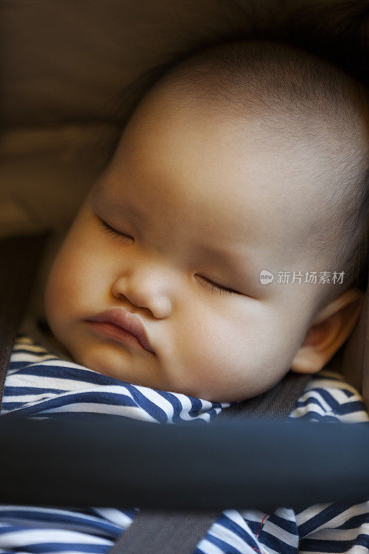 睡在婴儿座椅上的亚洲婴儿