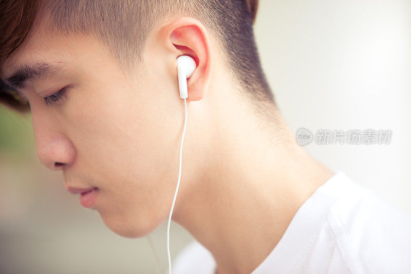 特写中国青少年听音乐与耳机
