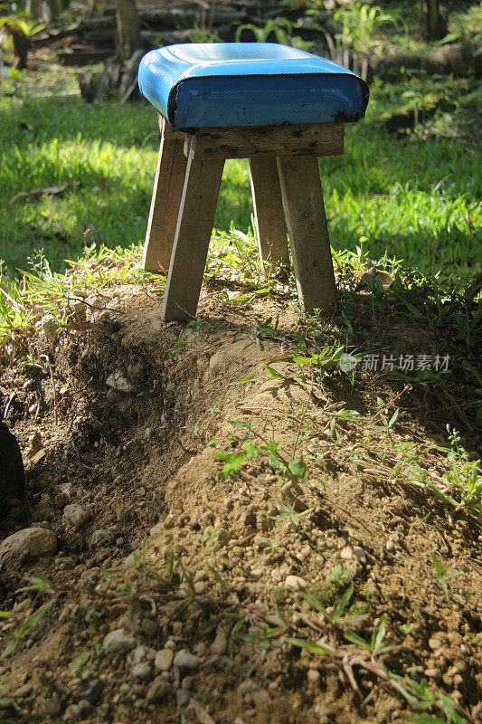 坐在土墩上