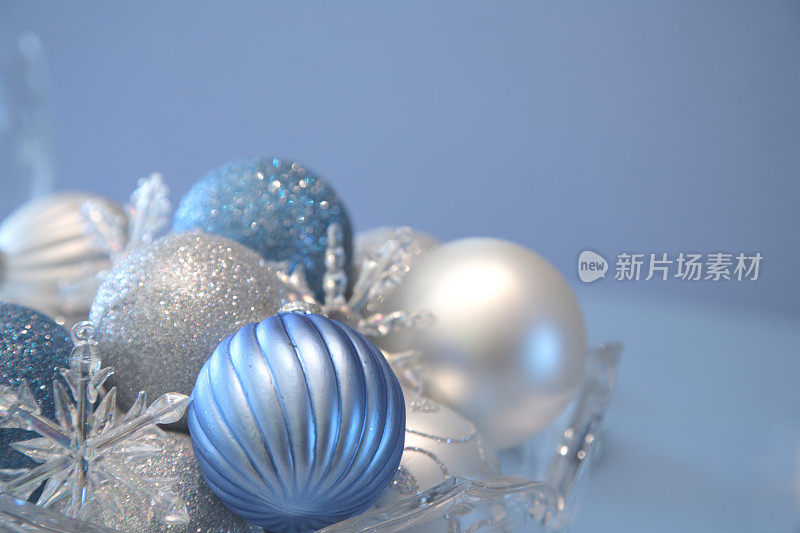 圣诞装饰品:蓝色、银色、白色的装饰品
