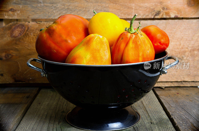 有机传家宝番茄在黑滤锅