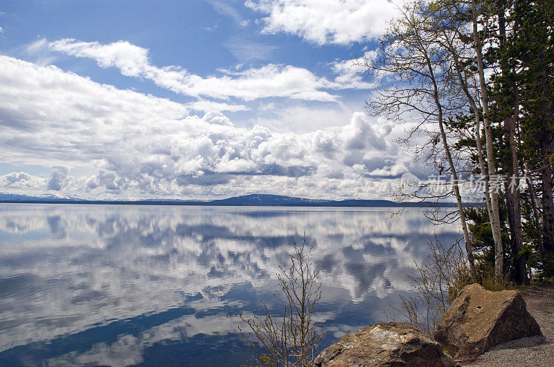 黄石湖上异常的云反射