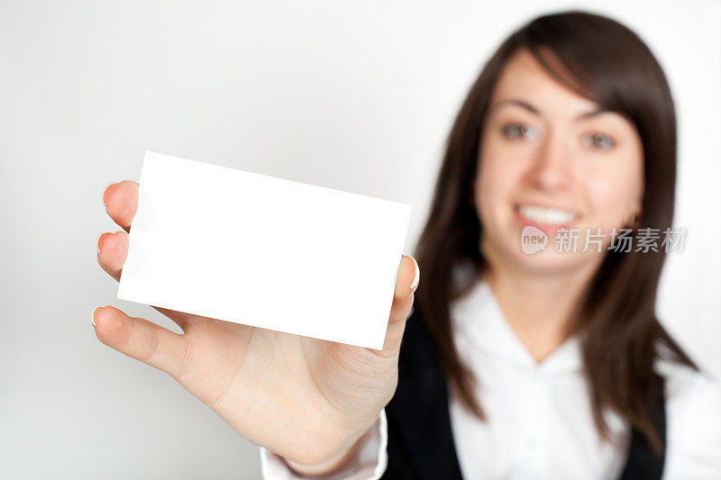 女人举着一张空白的名片