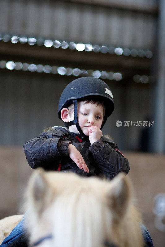 视障男孩享受骑马课