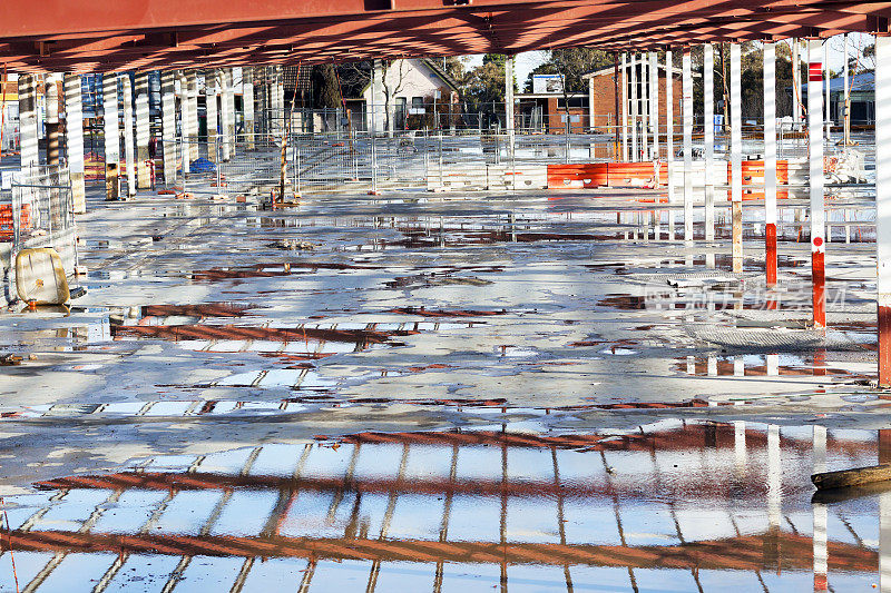 雨后用钢框架清空建筑工地