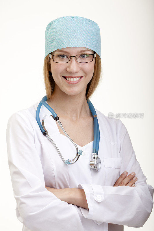 迷人的女医生或护士站在听诊器。