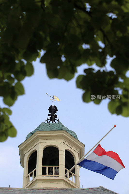 荷兰国旗在教堂顶上降半旗