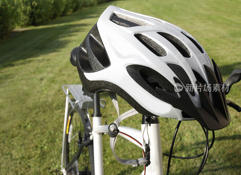 自行车头盔。