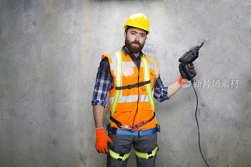 带钻建筑工人