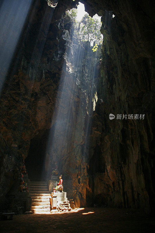 光柱照在大理石山的神庙守卫上