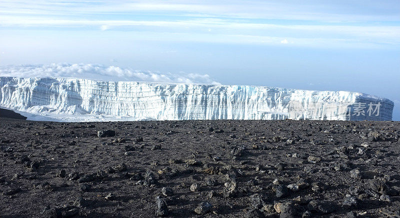 乞力马扎罗山山顶的冰川