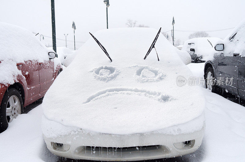画在车上的雪上的悲伤表情