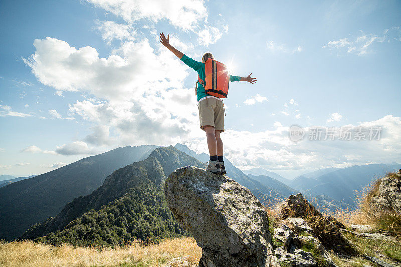 徒步旅行者在山顶享受自然和自由