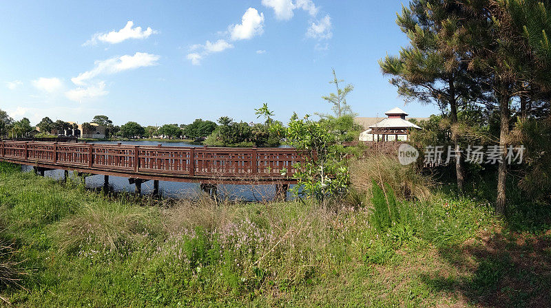 池塘上方的高架步道