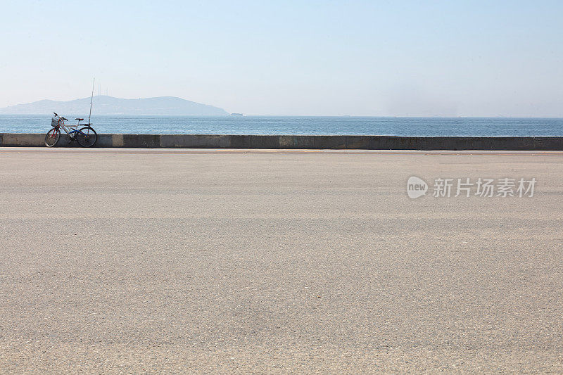 海滨背景的沥青地面空间