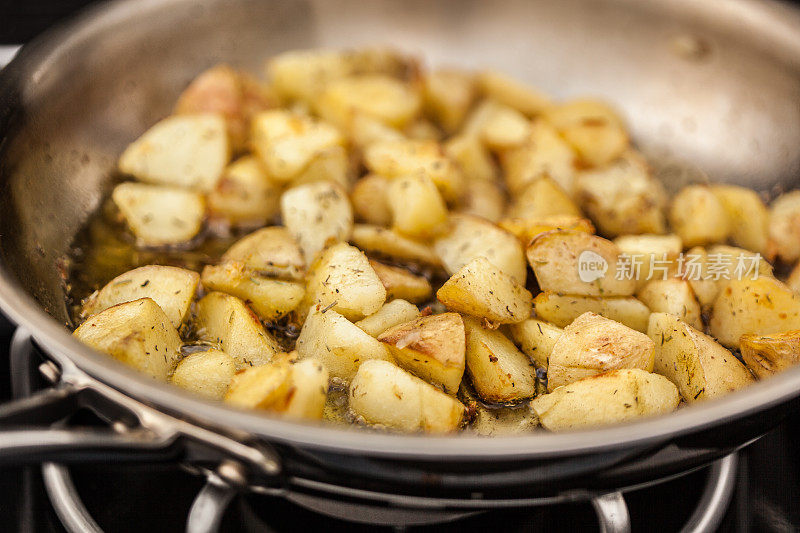 用煎锅煎土豆