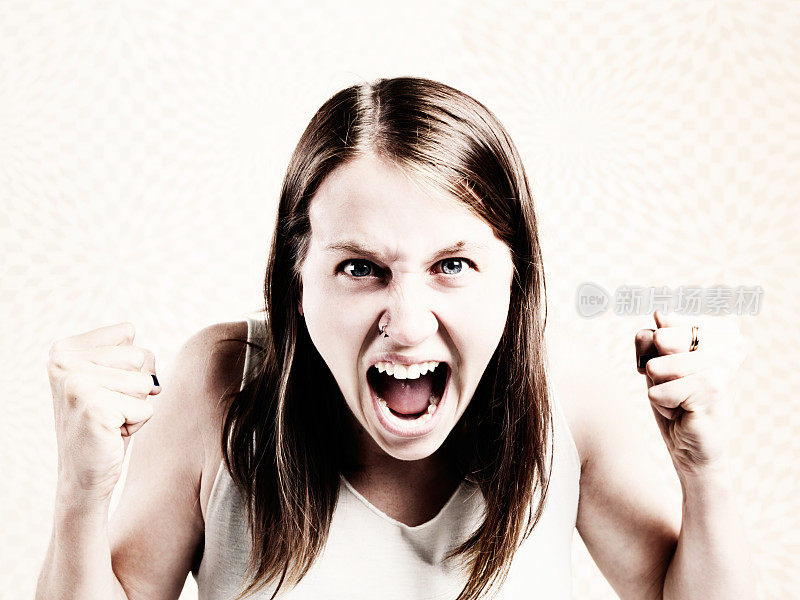 愤怒的女人挥舞着拳头，并在威胁的单色图像大喊大叫