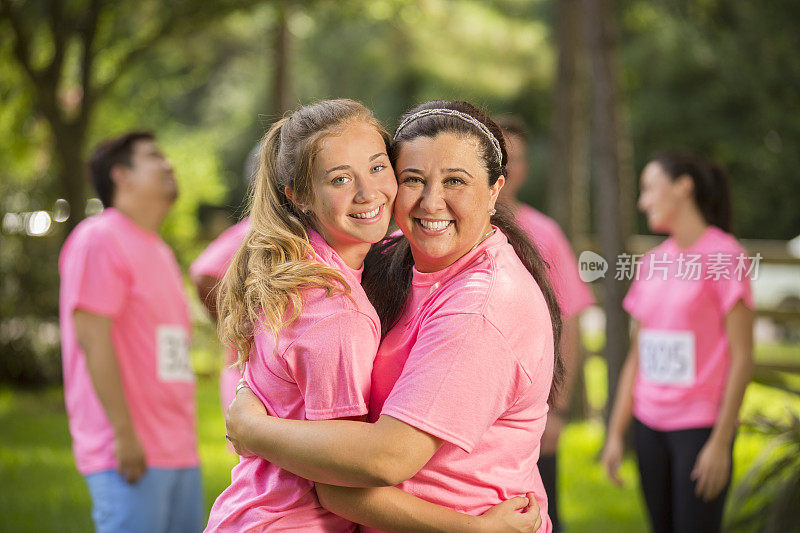 乳腺癌意识志愿者。妈妈,女儿。慈善比赛。