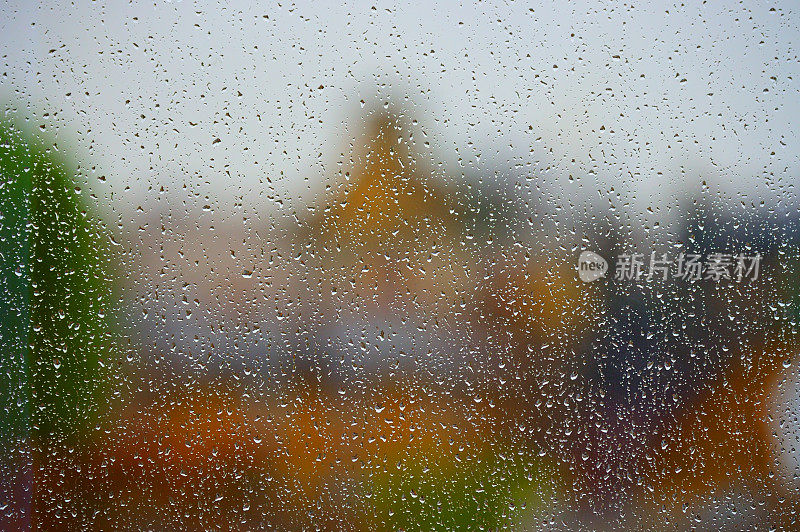 雨落在伦敦的窗户上