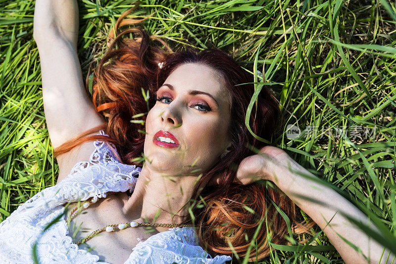 性感红发蓝眼躺在草地上