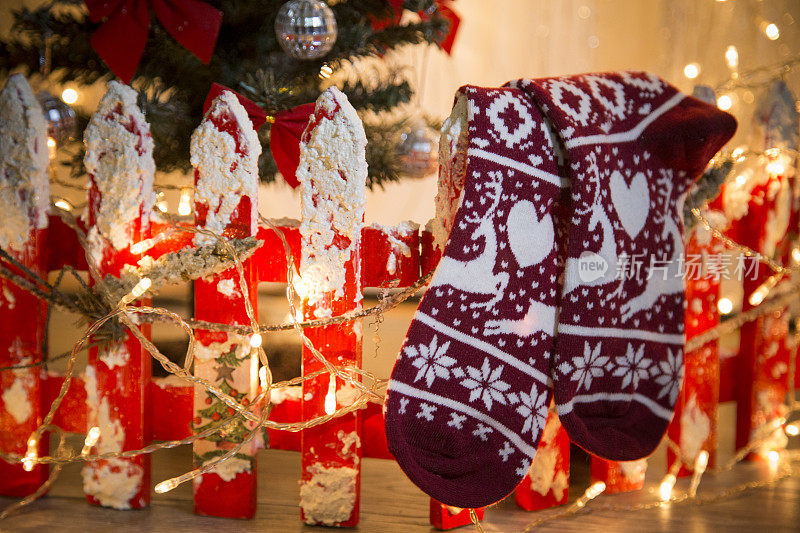 季节性的冬天袜子由圣诞节装饰